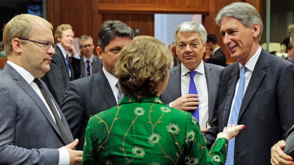 Die EU-Aussenbeauftragte Catherine Ashton in Diskussion mit Teilnehmern der EU-Aussenministerkonferenz in Brüssel.