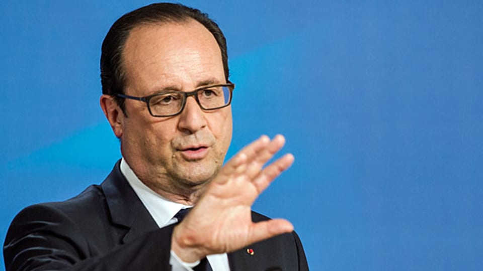 Der französische Präsident Hollande fühlt sich von den EU-Partnern ungerecht behandelt - und hält am Rüstungsgeschäft mit Russland fest.