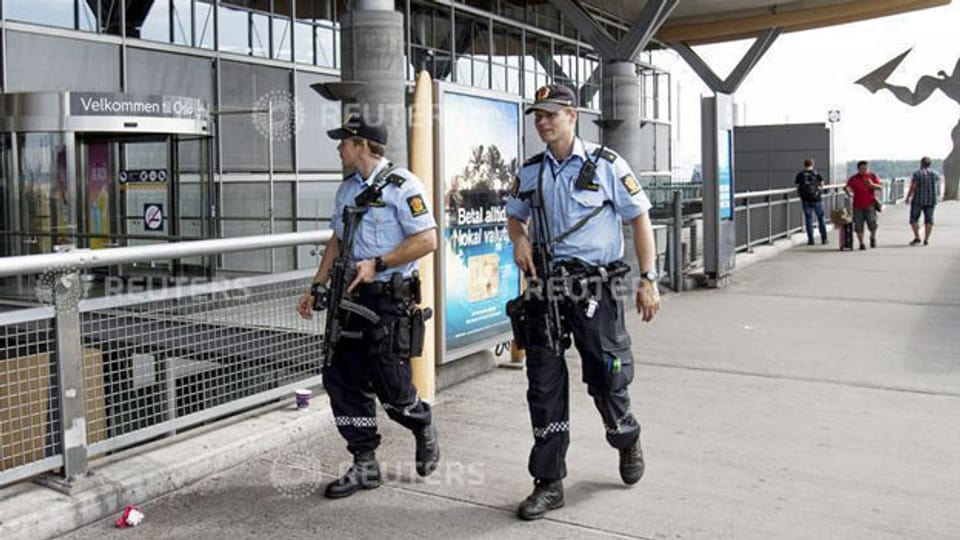 Bewaffnete Polizeipatrouille vor dem Flughafen in Oslo am 24. Juli 2014.