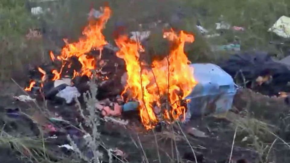 Brennende Wrackteile des abgestürzten malaysischen Passagierflugzeuges MH 17.