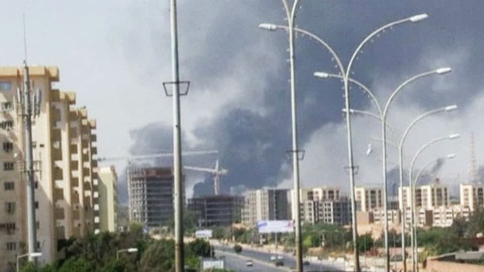 Rauchschwaden über dem Flughafen von Tripolis