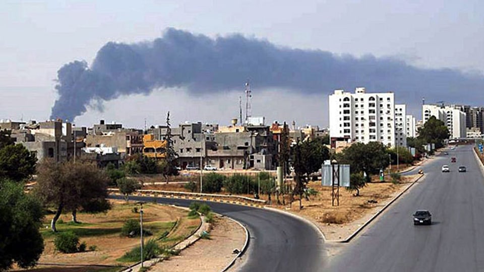 Ein Treibstofflager in der Nähe des Flughafens Tripolis ist in Brand geraten