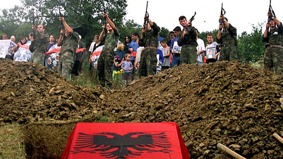 Die Kosovo-Befreiungsarmee UCK hat Ende der 1990-er Jahre Kriegsverbrechen und Verbrechen gegen die Menschlichkeit begangen. Zu diesem Schluss kommt eine Sonderkommission der EU, angeführt vom US-Staatsanwalt Clint Williamson.