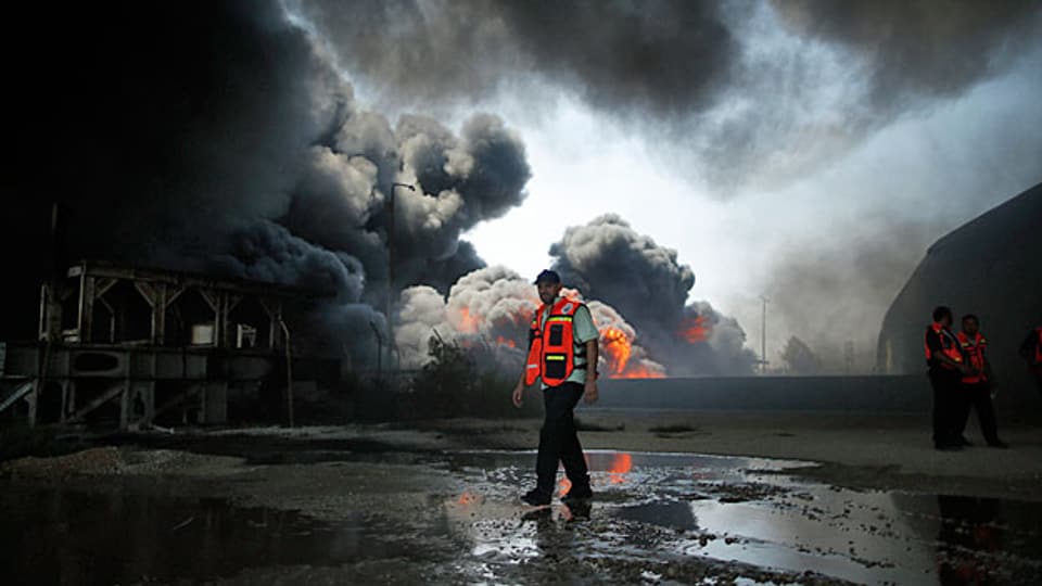 Palästinensische Feuerwehrleute bekämpfen den Brand des einzigen Kraftwerks im Gazastreifen.