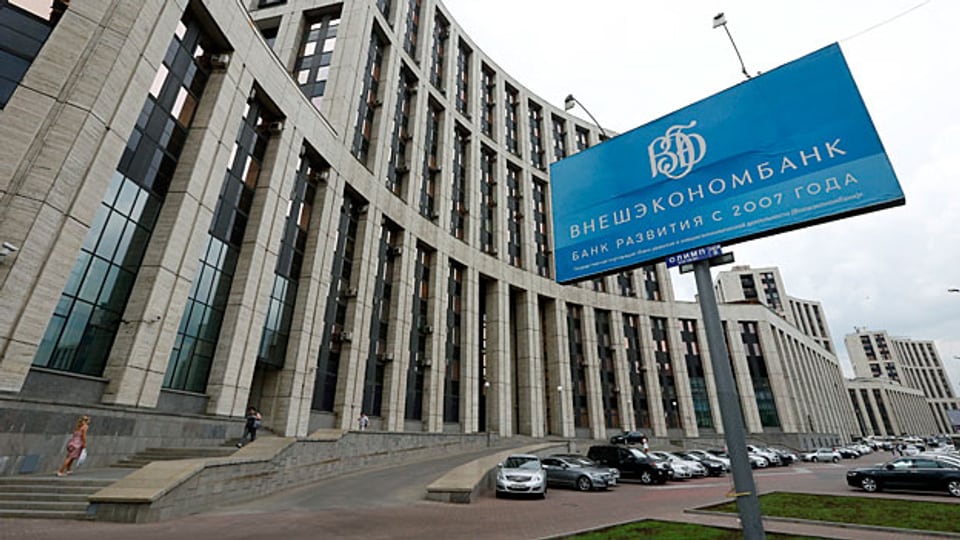 Die Gazprombank VEB ist die drittgrösste russische Bank.  EU und USA zählen unter anderem auf die psychologische Wirkung angekündigter Finanz-Sanktionen.