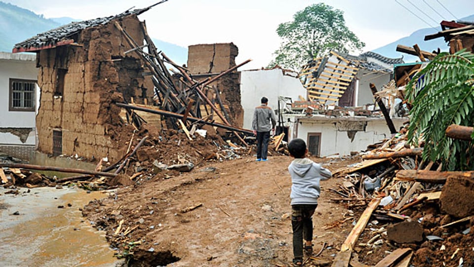 Zerstörung durch ein Erdbeben in einer Stadt in der Provinz Yünnan. Viele Menschen glauben, dass das chinesische Jahr des Holzpferdes Unglück über das Land bringt.