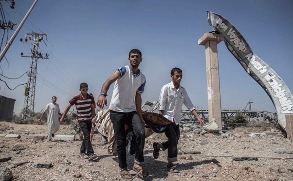 Palästinenser bergen während der kurzen Waffenruhe in Gaza Leichen