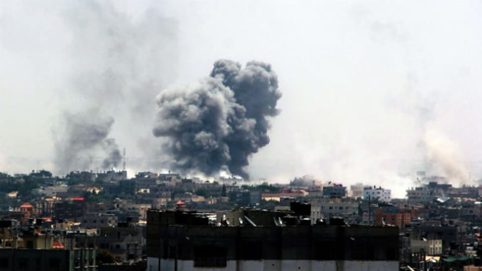 Im Bild zu sehen: Rauchwolke über dicht besiedeltem Gebieten im Gaza-Streifen