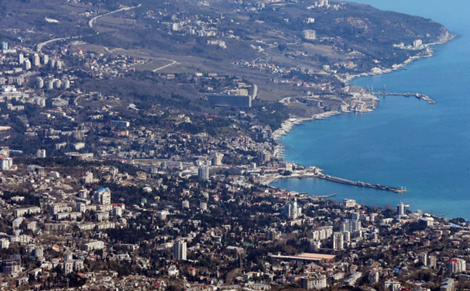 Luftaufnahme der Hafenstadt Jalta auf der Krim