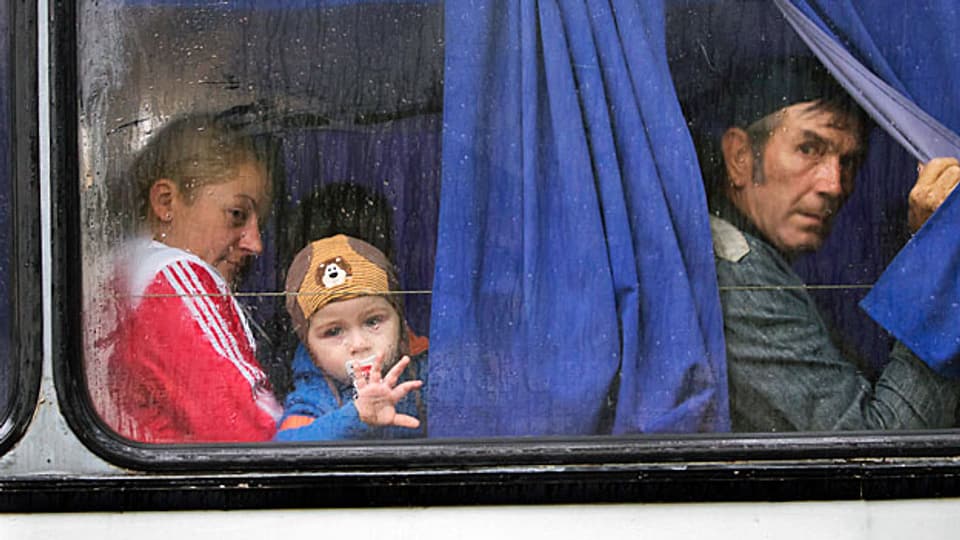Raus aus der gefährlichen Stadt Donezk. Immer mehr Menschen versuchen, einen Platz in einem Bus Richtung Russland zu ergattern.