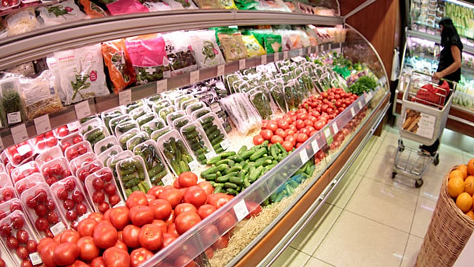 Russland importiert viele Lebensmittel und Agrargüter aus der EU – und muss nun darauf achten, sich nicht zu stark selbst zu schaden. Der Moskauer Supermarkt bietet wohl in nächster Zeit ein schmaleres Sortiment.