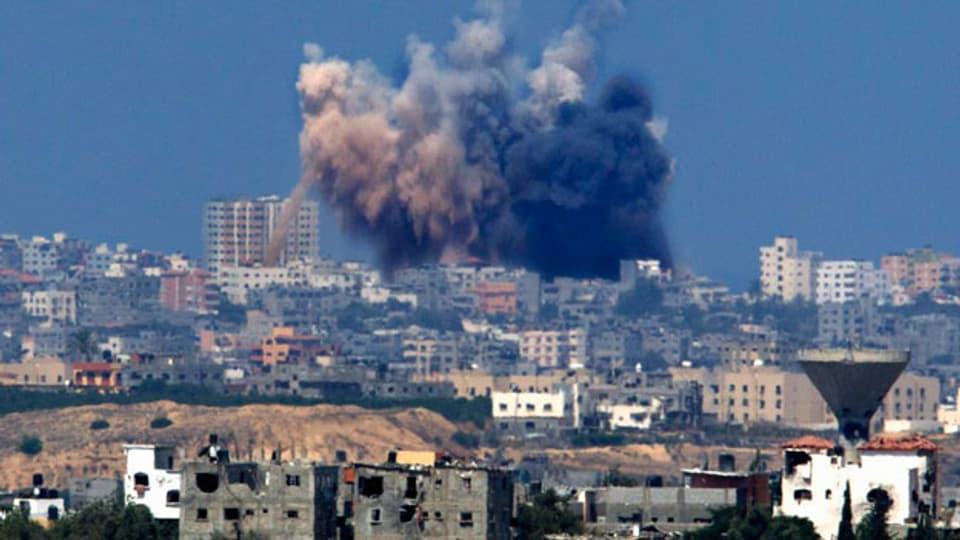 Rauchwolke nach einem israelischen Luftangriff auf den Gazastreifen im Süden Israels am 8. August  2014 als Reaktion auf Raketenangriffe durch militante Palästinenser nach einer dreitägigen Waffenruhe.