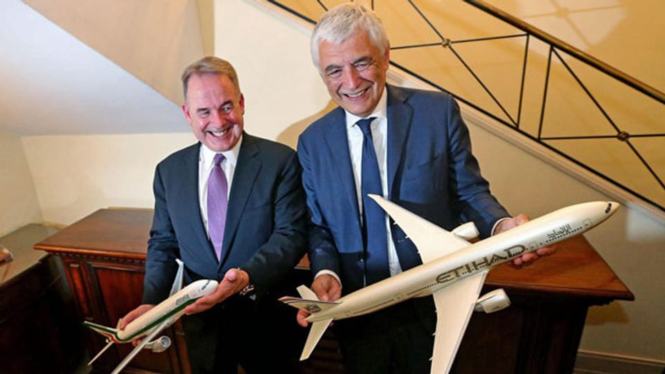 Der CEO der Etihad Airways James Hogan (links) und Alitalia CEO Gabriele Del Torchio.