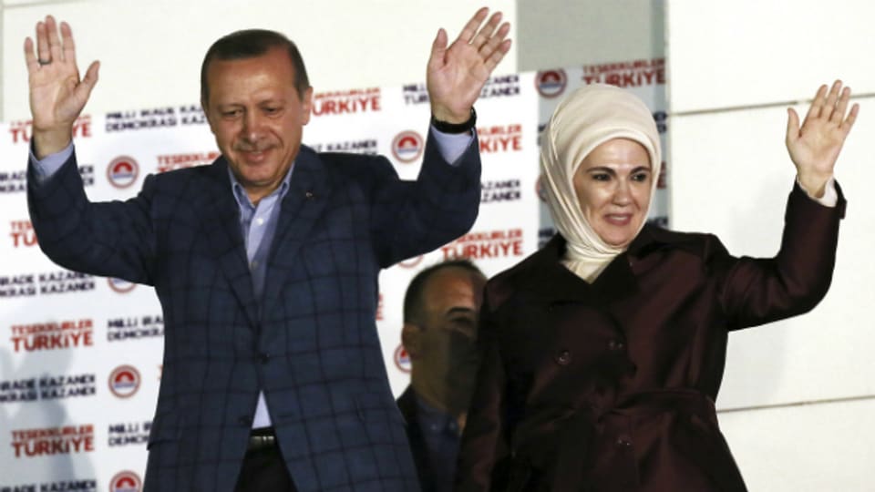 Strahlender Sieger: der gewählte Staatspräsident Recep Erdogan mit seiner Frau Emine.