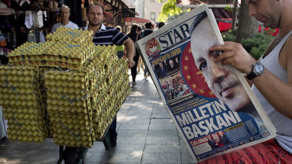 Auf den Frontseiten aller Zeitungen in der Türkei: Der neue türkische Staatspräsident heist Recep Tayyip Erdogan.
