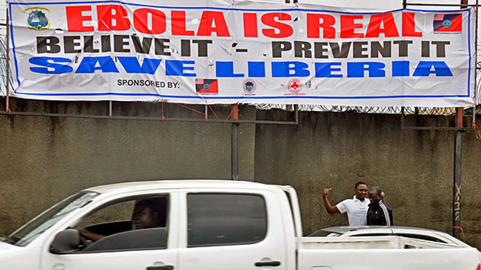 Warnung vor Ebola in Liberias Hauptstadt Monrovia. Nun darf gemäss WHO ein nicht-getestetes Medikament gegen die tödliche Viruserkrankung eingesetzt werden.