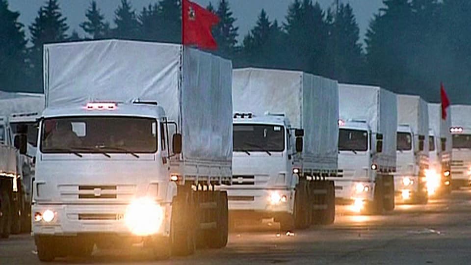 280 weisse Lastwagen mit Hilfsgütern haben am Dienstagmorgen die Region Moskau in Richtung ukrainischer Grenze verlassen.