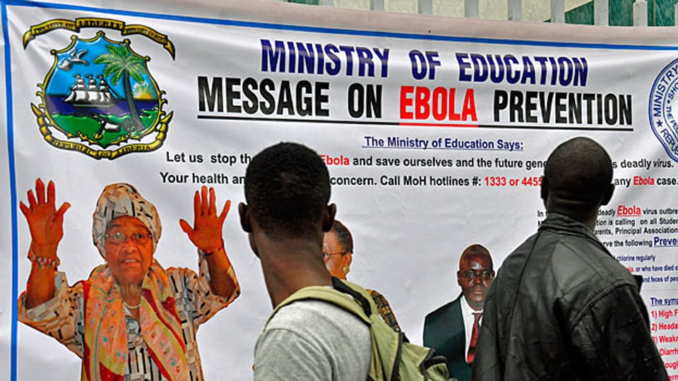 Warnung vor Ebola in Liberias Hauptstadt Monrovia. Gemäss WHO darf nun ein noch nicht an Menschen getestetes Medikament gegen die tödliche Viruserkrankung eingesetzt werden.