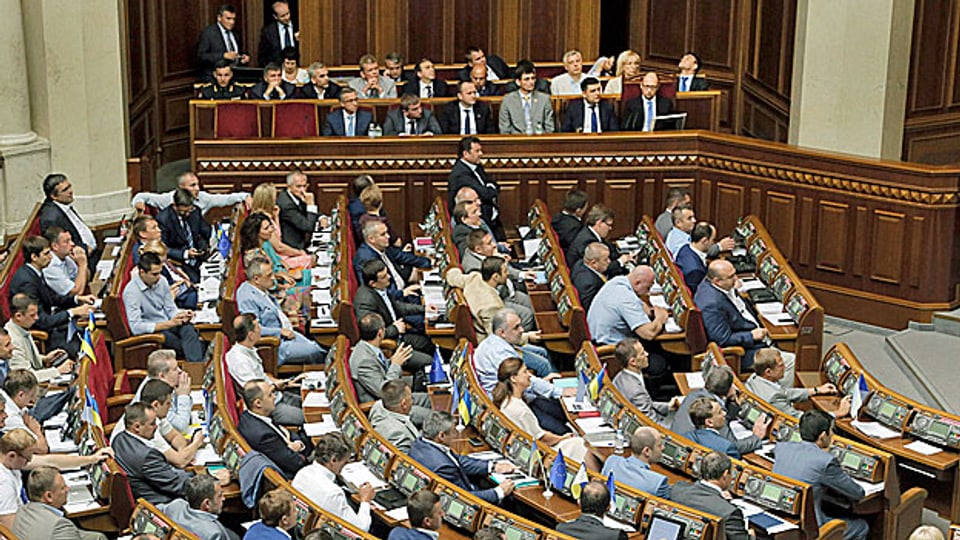 Das ukrainische Parlament, im Hintergrund die Minister. Ende Juli in Kiew.