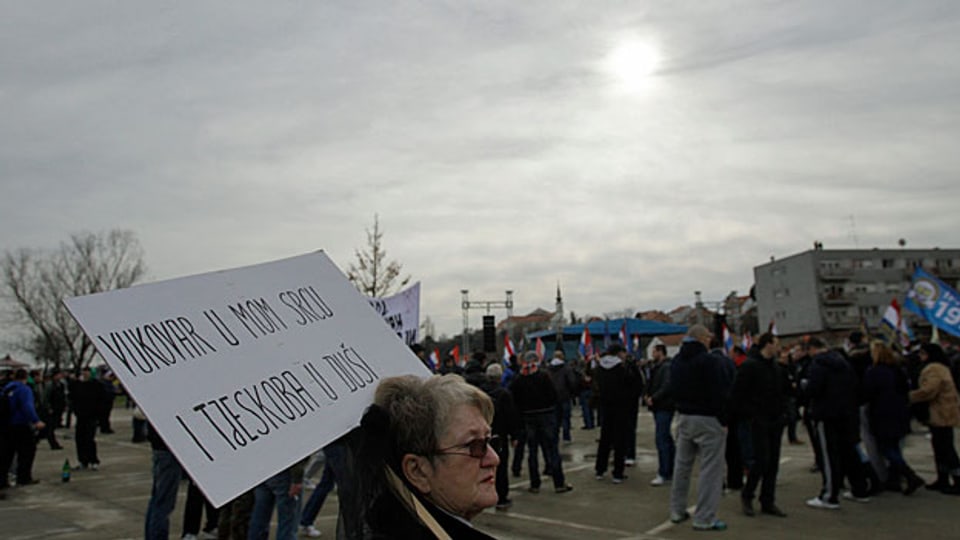 «Vukovar im Herzen und Schmerz in der Seele» Proteste gegen die Absicht der kroatischen Regierung, in von Serben bewohnten Gebieten zweisprachige Beschriftungen zu machen - kroatisch und die kyrillischen Buchstaben der serbischen Sprache.