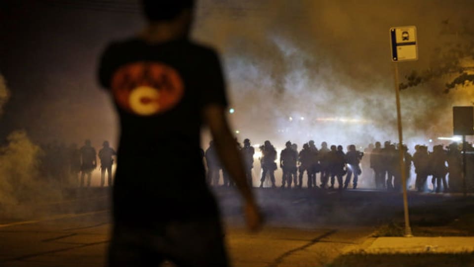 Mittwoch Nacht gerieten in Ferguson Demonstranten und Polizisten aneinander.