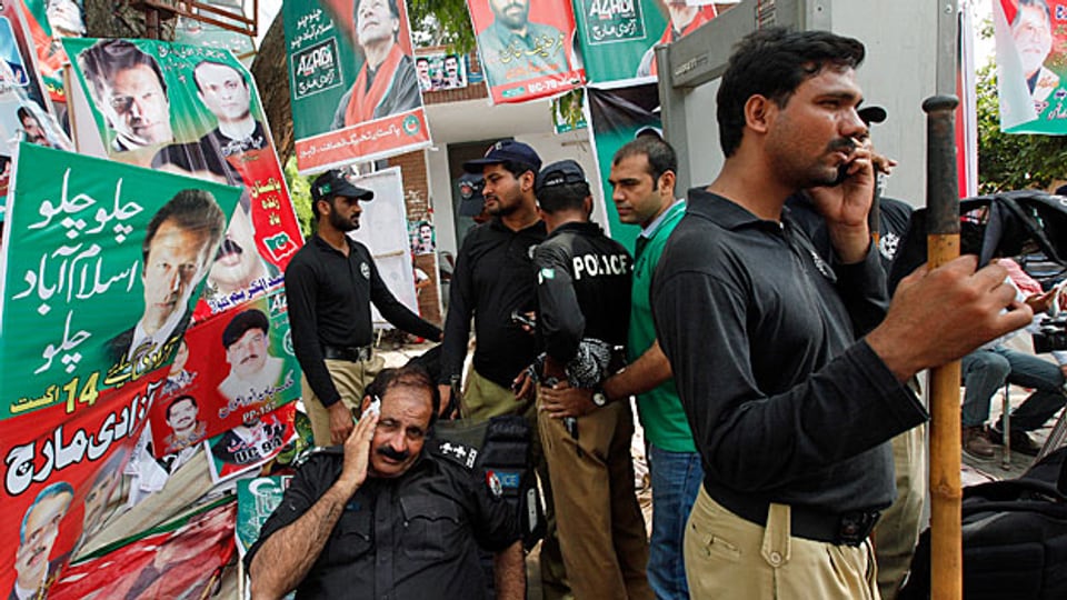 Anhänger des Oppositionellen Imram Khan brechen auf zum «Friedensmarsch» in Lahore.