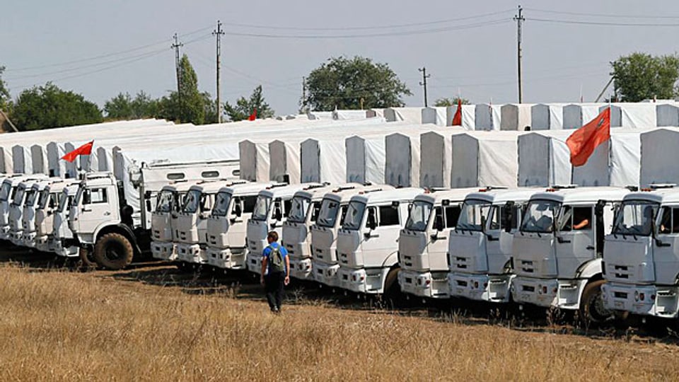 Die weissen Lastwagen des russischen Hilfskonvoi parken kurz vor Rostow.