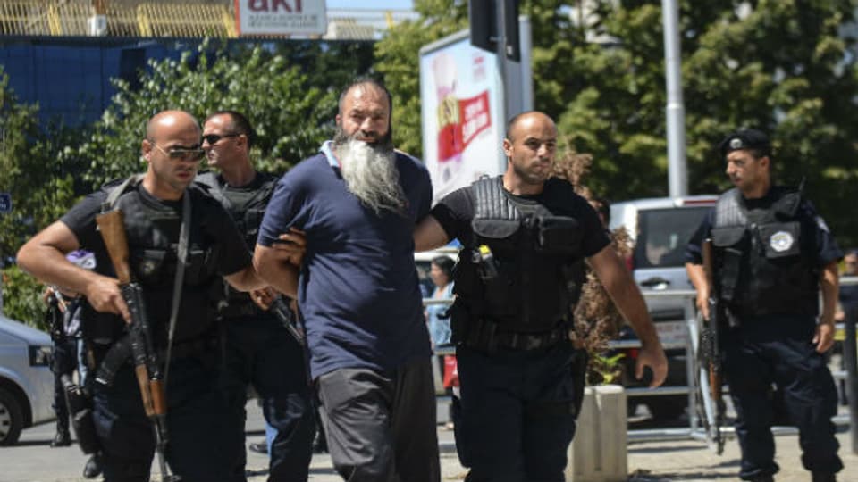 Einer der festgenommenen Männer am Donnerstag in Prishtina.