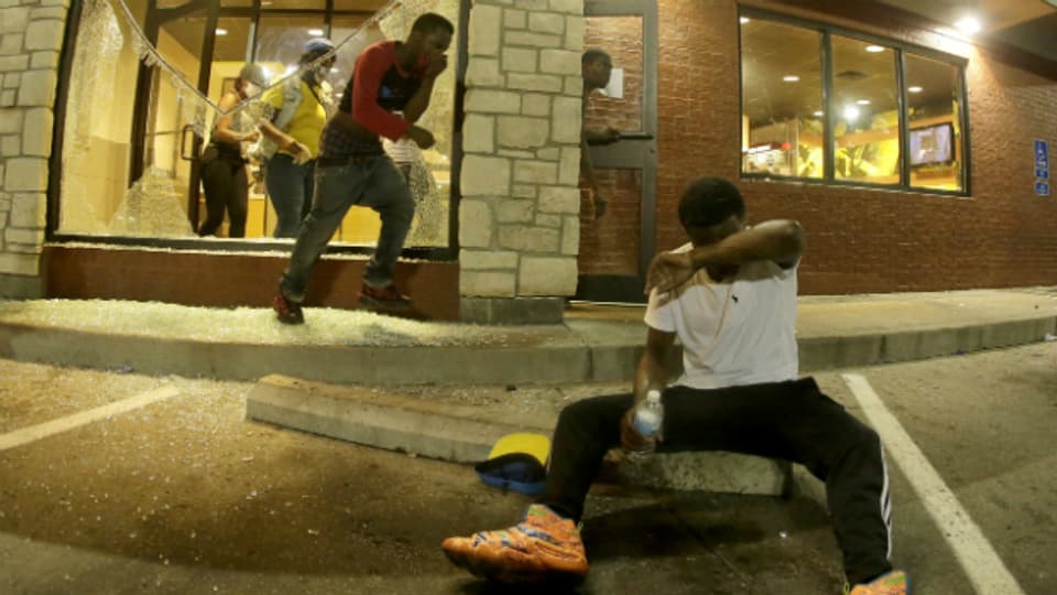 Demonstranten in Ferguson suchen Zuflucht in einer McDonalds-Filliale.