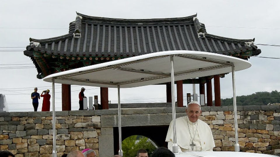 Der Papst unterwegs im Papa-Mobil in Südkorea.