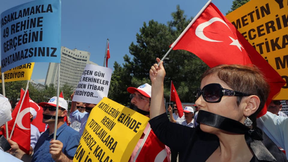 Proteste beim türkischen Konsulat. Die Demonstranten fordern die Freilassung der 49 türkischen Geiseln in Mosul, Nord-Irak.
