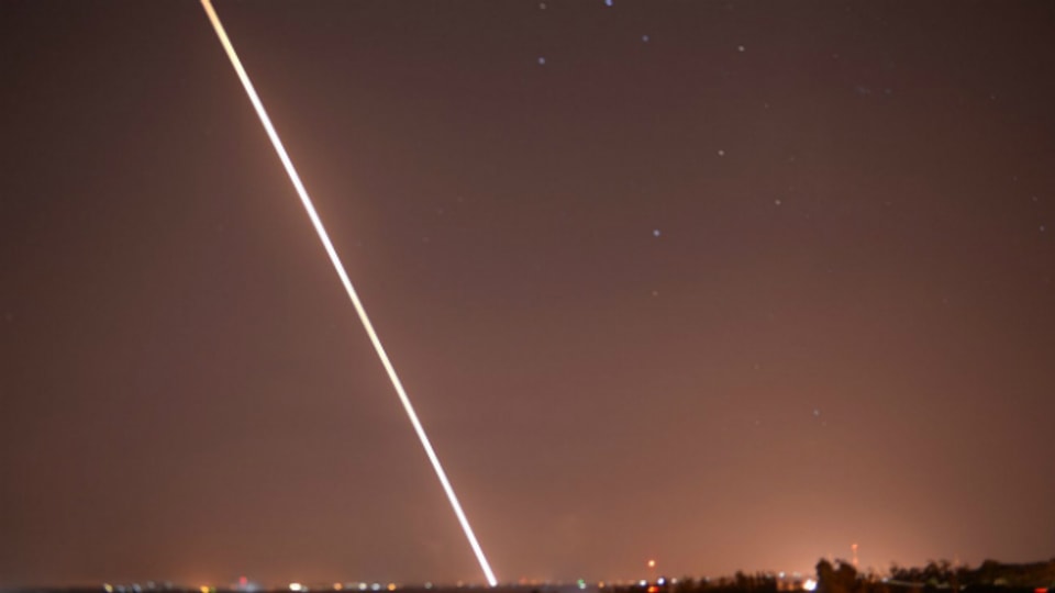 Eine Rakete erhellt den Himmel über dem Gaza-Streifen am 19.8.2014.