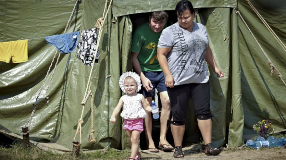  Flüchtlinge vor einem Lager in Svatovo in der Nähe von Lugansk.