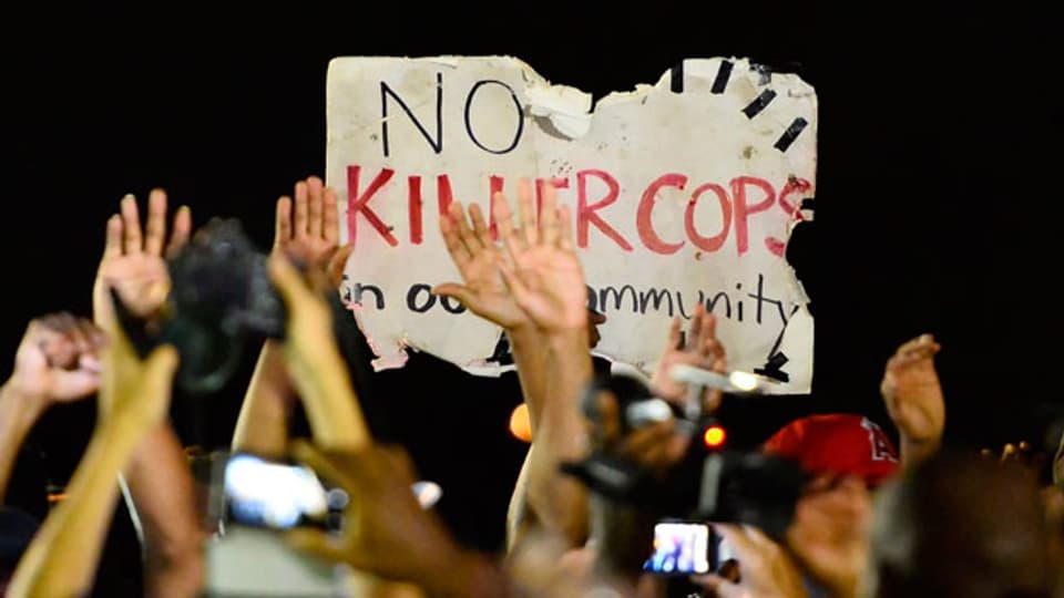 Demonstranten protestieren gegen die Erschiessung des Michael Brown in Ferguson, Missouri, USA, am 19. August 2014.