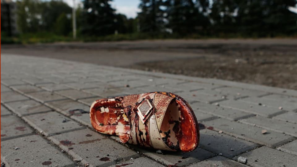  Ein Hausschuh mit Blutflecken liegt auf einer Strasse am Stadtrand von Donezk am 19. August  2014.