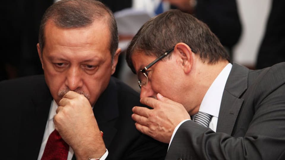 Ministerpräsident Recep Tayyip Erdogan (links) und sein Aussenminister Ahmet Davutoglu (rechts) bei einem Treffen in Tunis am 15. September 2011.