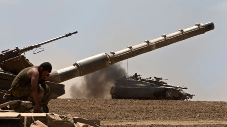 Israel ist Spitzenreiter bei der Raketenabwehr. Ein israelischer Soldat auf einem Panzer vor dem Gaza-Streifen am 25. Juli 2014.