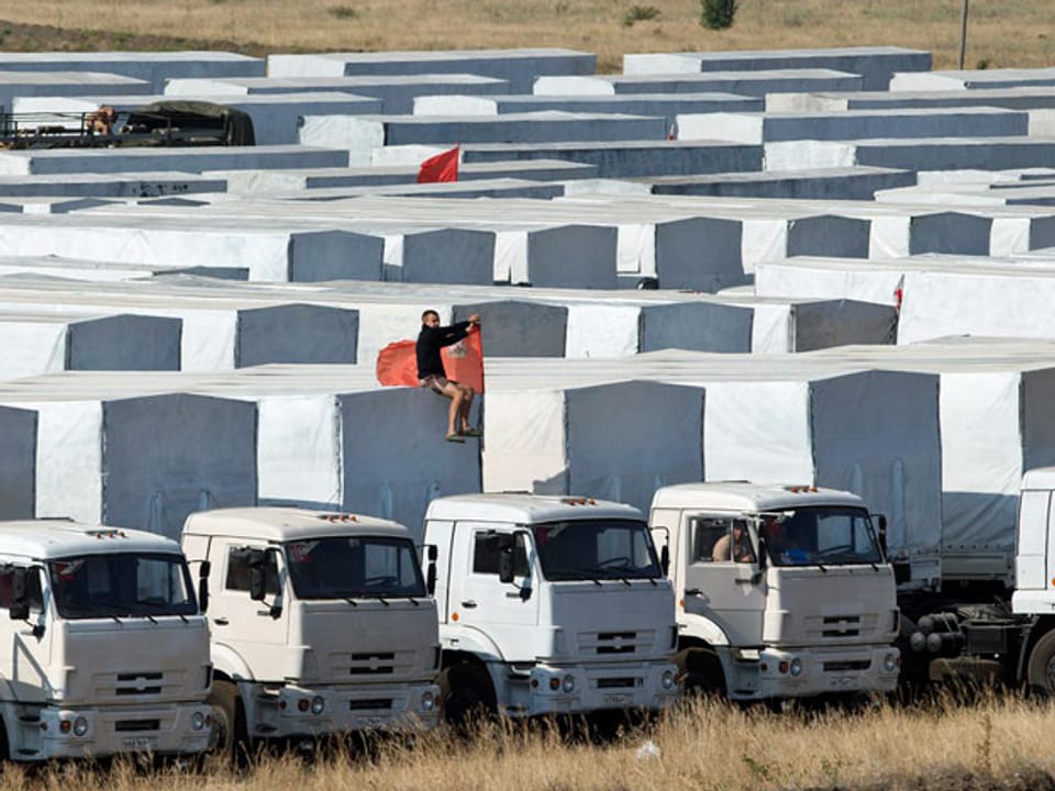 Blockierte Lastwagen des russischen Hilfskonvois am Mittwoch , 20. August 2014.