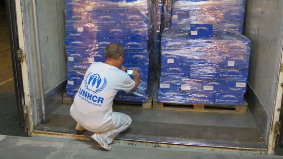 Hilfskonvoi aus Russland: UNO-Mitarbeiter bei der Wareninspektion