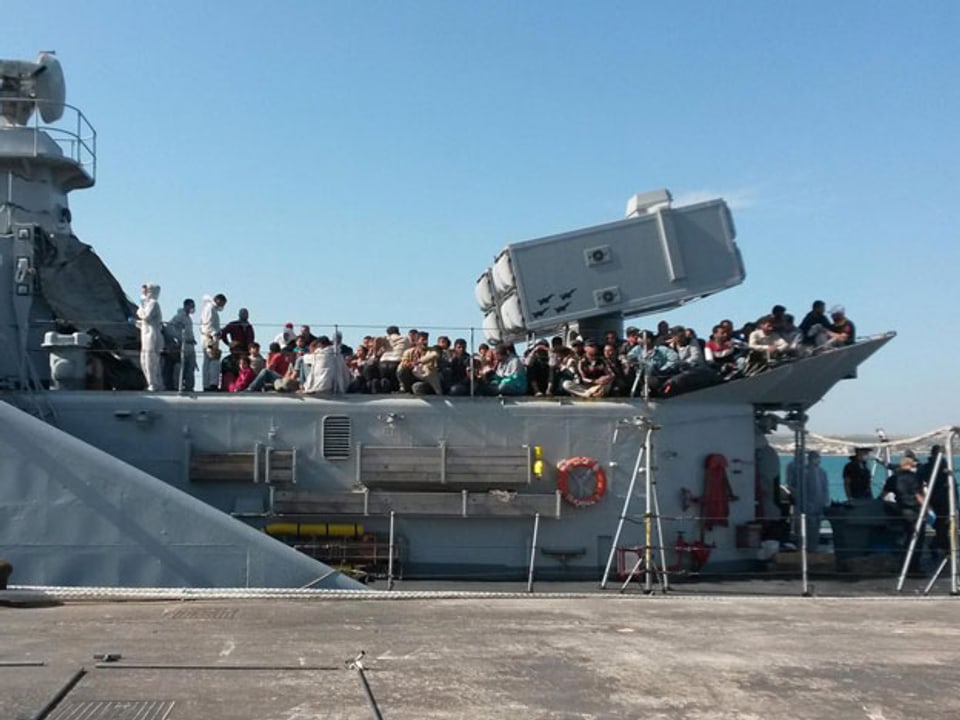 Gerettete Flüchtline auf einem Schiff der italienischen Marine