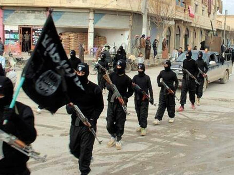 Bewaffnete IS-Kämpfer. Undatierte Aufnahme auf einer militanten Website.