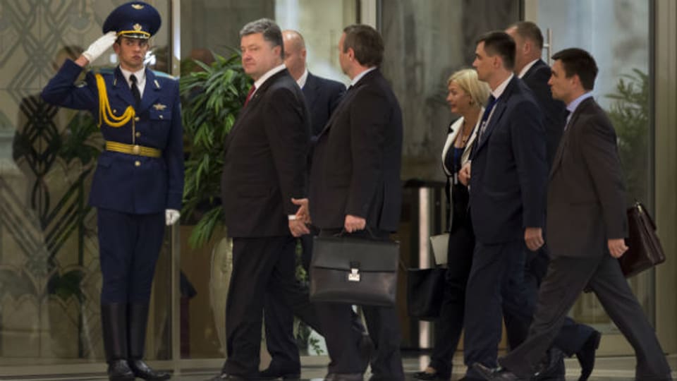 Präsident Petro Poroschenko mit Beratern nach seinem Treffen mit dem russischen Präsidenten Putin.