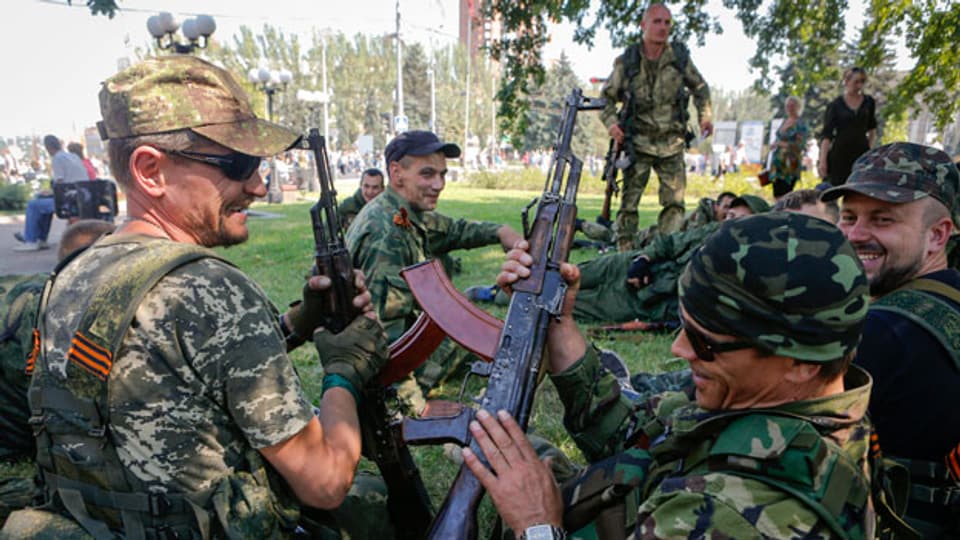 Pro-russische Separatisten mit ihren Waffen nach einer Kundgebung in Donezk.