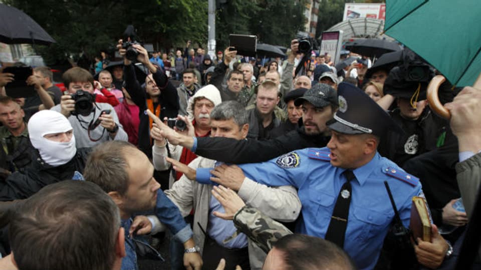 Aufgebrachte Menschen versuchen ins Verteidigungsministerium in Kiew zu gelangen.