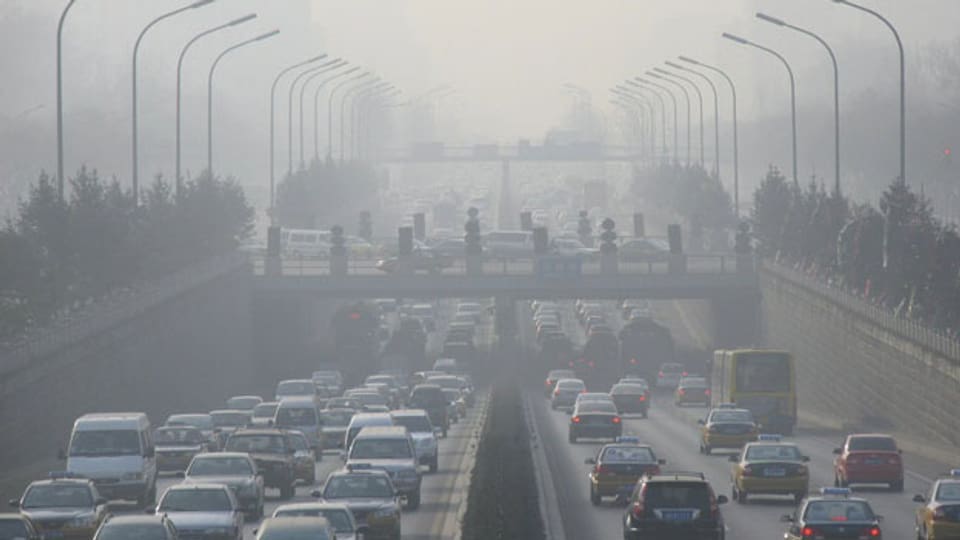 Stau auf Pekings Strassen. China sollte den CO2-Ausstoss reduzieren.