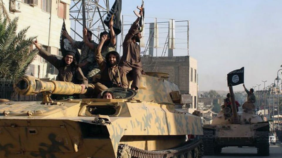Isis-Kämpfer paradieren in der Stadt Raqqa in Syrien.