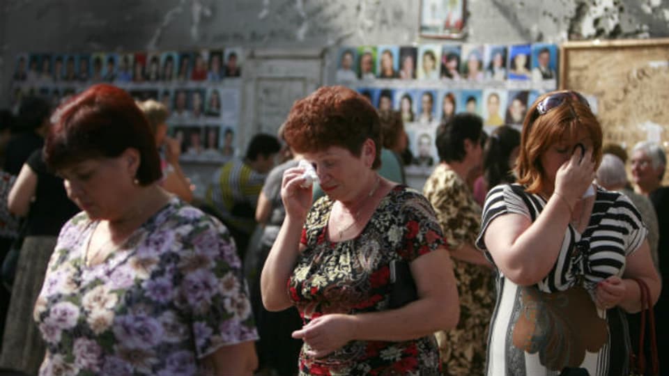 Angehörige trauern um die Opfer des Geiseldramas von Beslan.