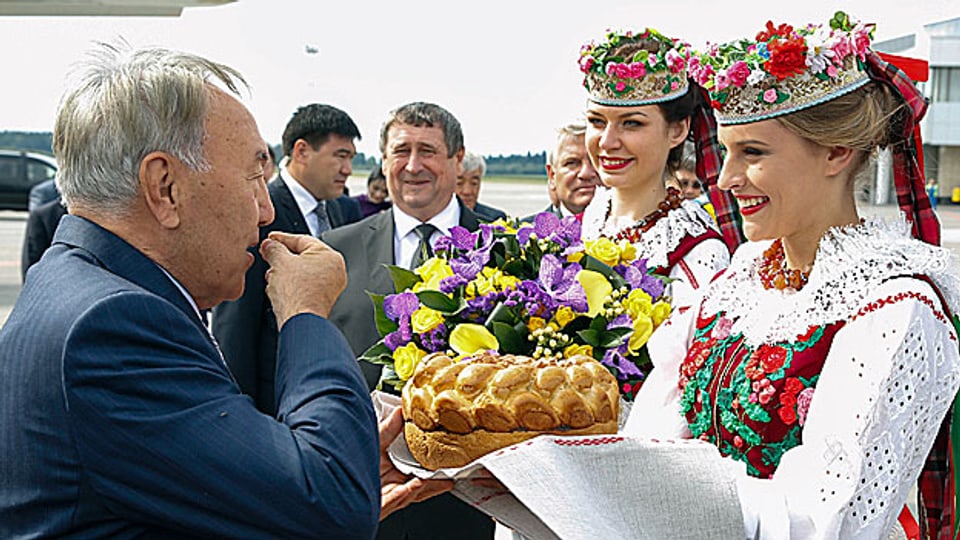 Der kasachische Präsident Nursultan Nasarbajew am 26. August bei seinem Besuch in der weissrussischen Hauptstadt Minsk: Empfang mit Brot und Salz – vor dem Treffen mit Russland, der Ukraine und EU-Vertretern.