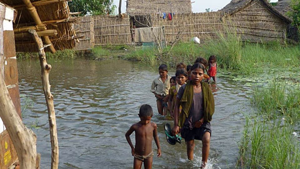 Kinder im überfluteten Nawa Purma.