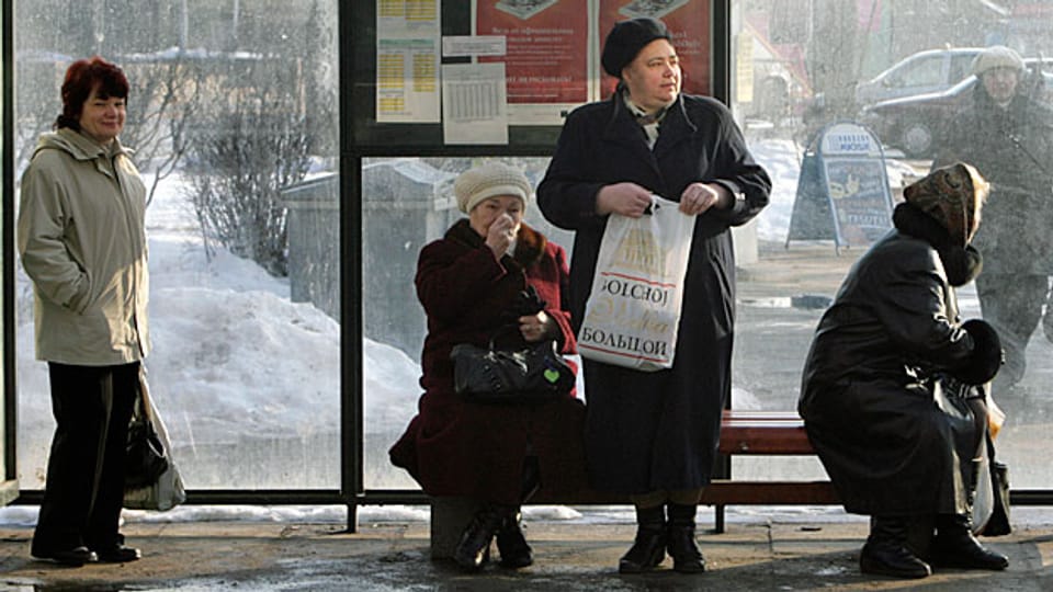 An einer Bushaltestelle in Narwa. In der Industriestadt leben fast 95 Prozent Russen.